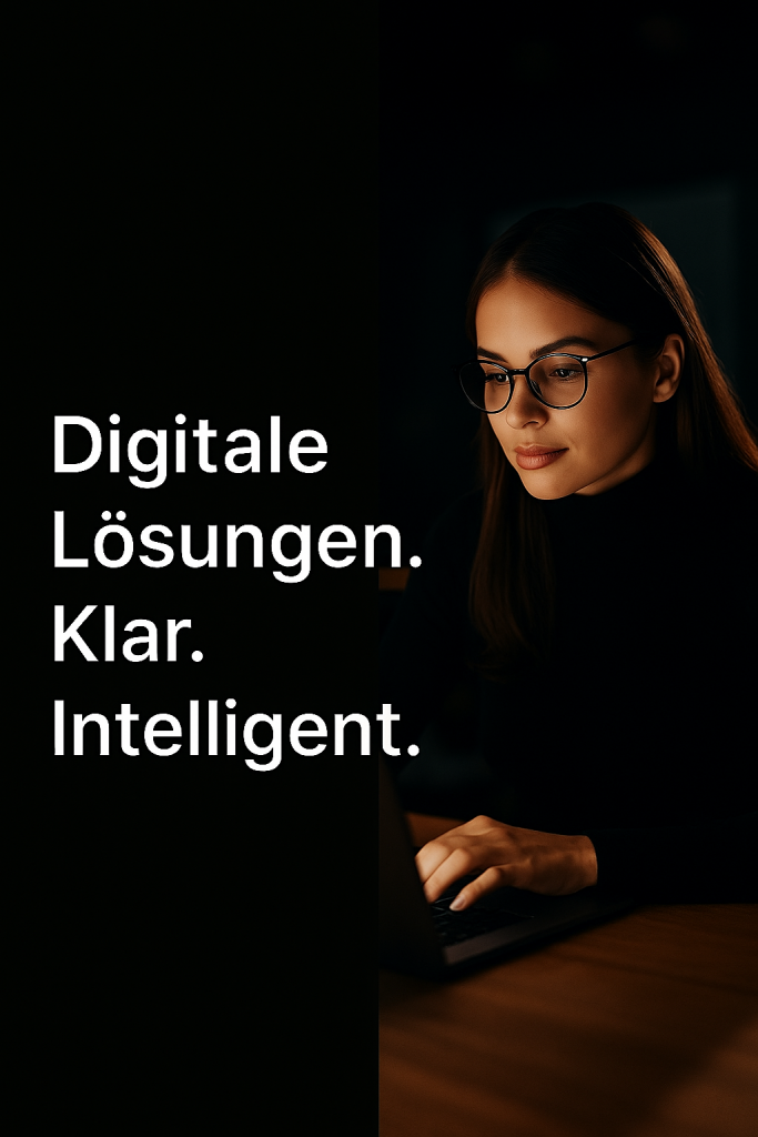 Junge Frau mit Brille arbeitet am Laptop – Digitale Lösungen für Unternehmen, klar und intelligent